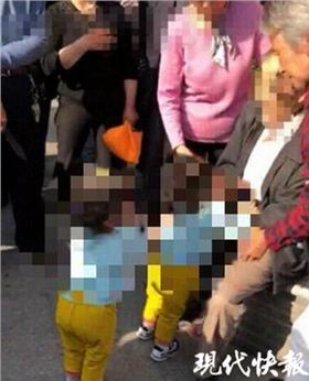 老人帶3歲雙胞胎孫女散步 被男子追上連捅數(shù)刀.png