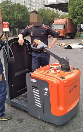 電動(dòng)牽引車