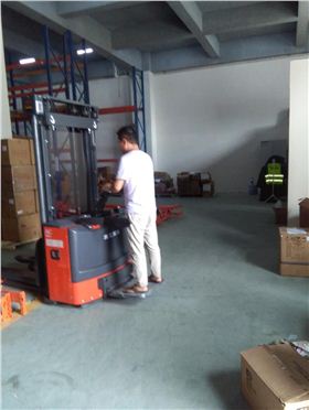 龍工電動(dòng)堆高車 龍工電動(dòng)堆高車