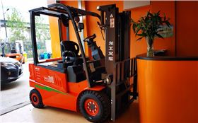 電動(dòng)叉車(chē)