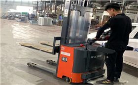 揚州1.5噸電動堆高車