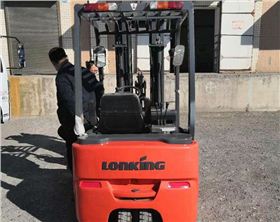 龍工三支點電動叉車