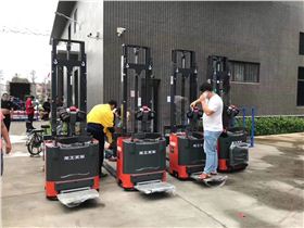 龍工1.5噸電動(dòng)堆高車