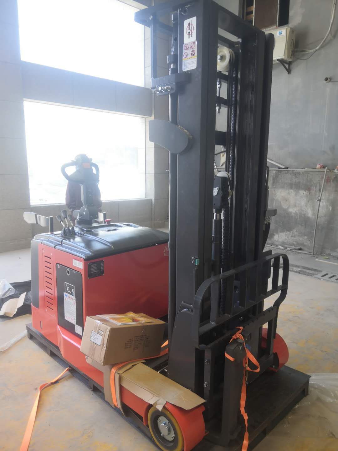 龍工電動(dòng)前移式叉車