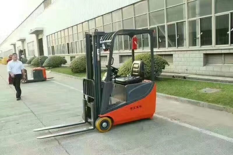 三支點(diǎn)電動(dòng)堆高車(chē)