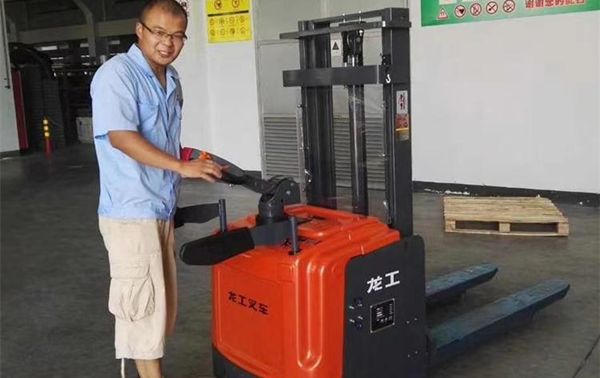 揚(yáng)州電動(dòng)堆高車