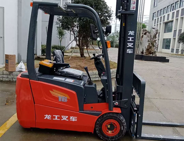 龍工三支點(diǎn)電動(dòng)叉車