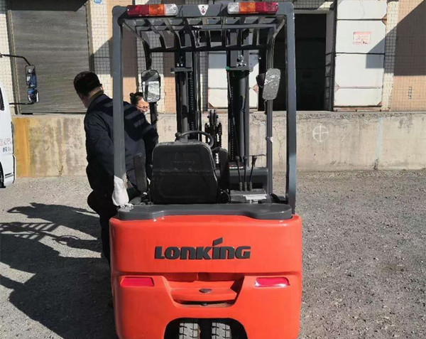 龍工三支點(diǎn)電動(dòng)叉車