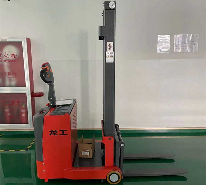 無叉腿電動堆高車