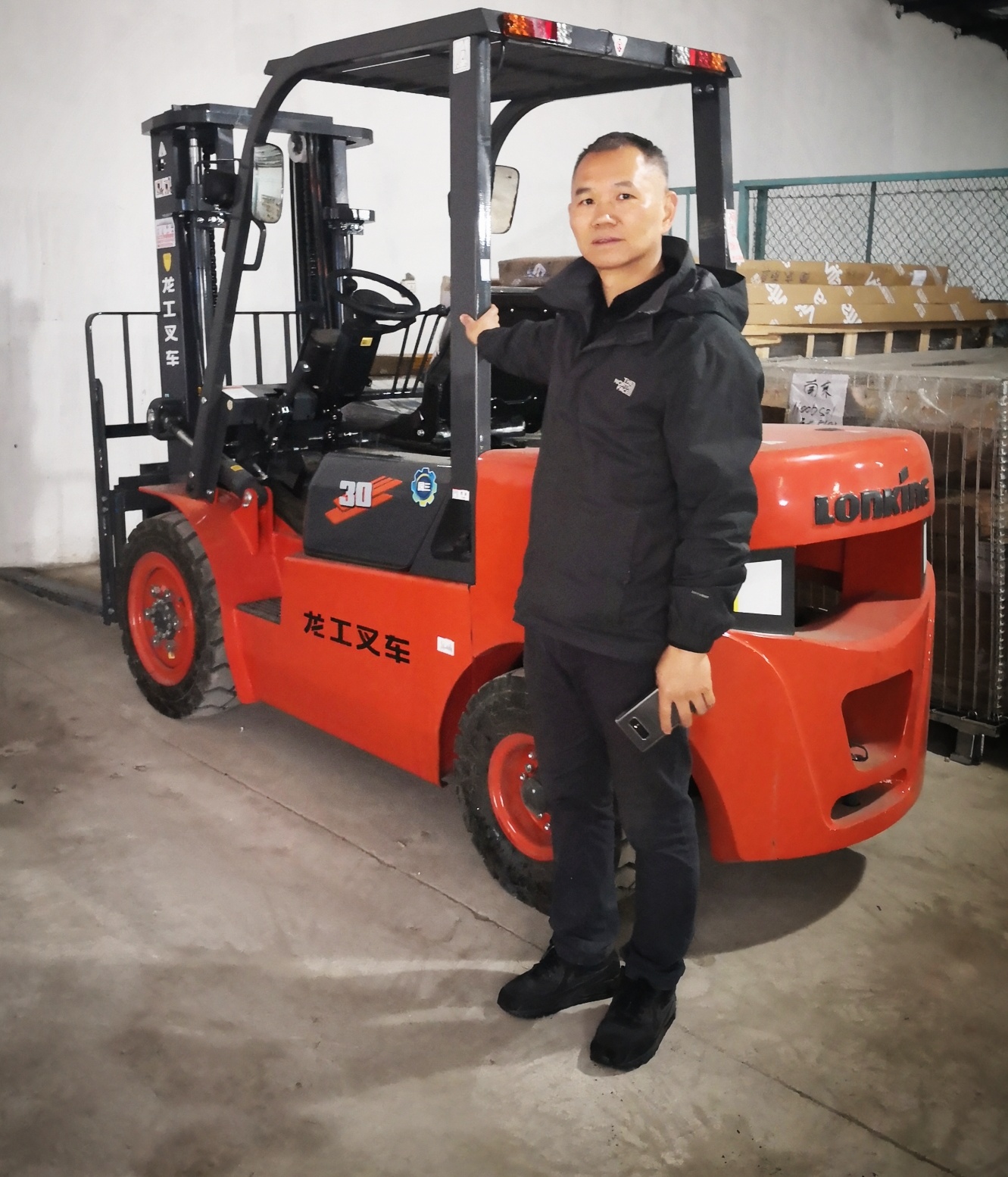 不懼嚴(yán)寒， 南京龍工柴油叉車交車忙