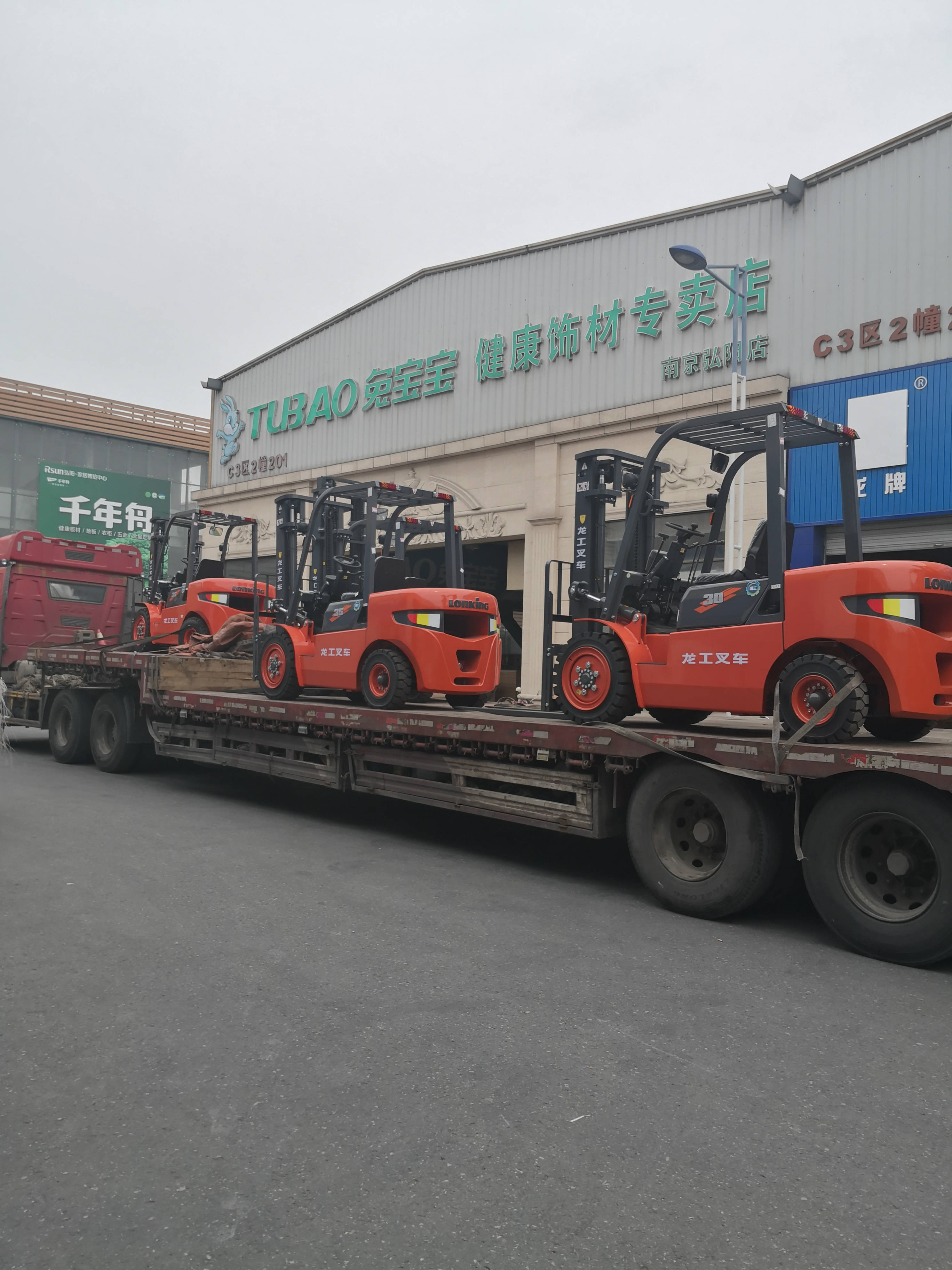 紅太陽市場(chǎng)批量采購龍工叉車