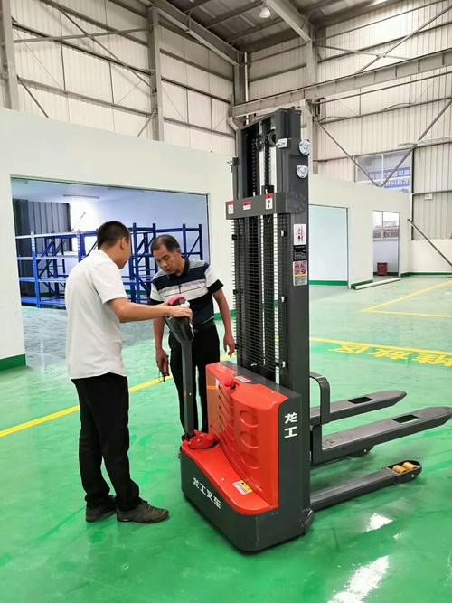 風雨兼程，南京龍工叉車深夜送達電動堆高車