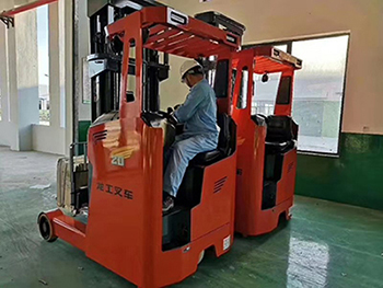 電動(dòng)前移式叉車