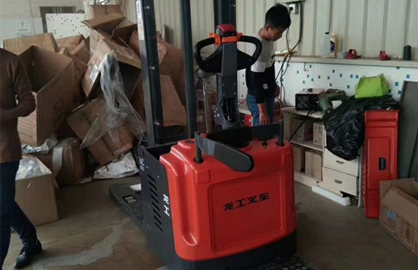 蘇州電動(dòng)堆高車